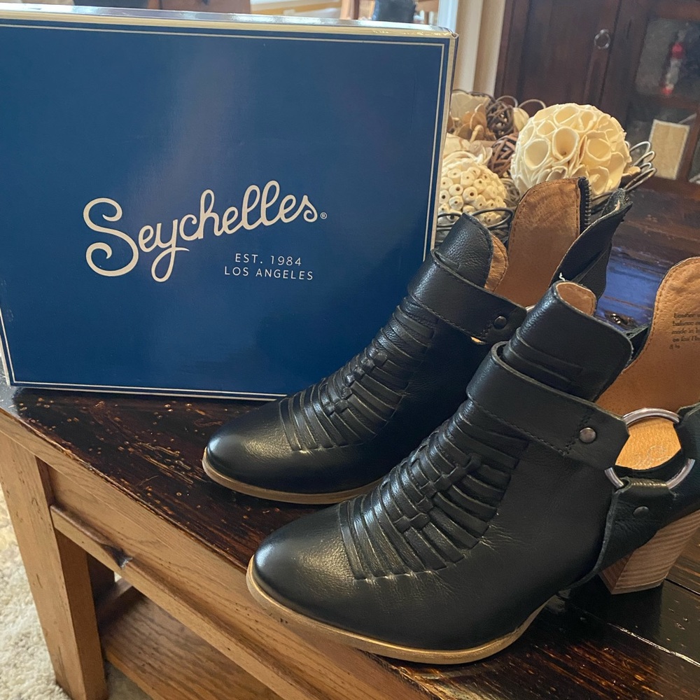 Seychelles Black Leather Bootie with Silver Metal Accent…..Excellent Condition! - Picture 2 of 3